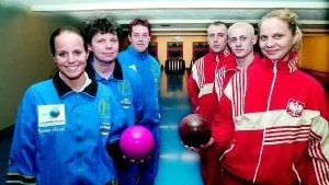 Polens lag (till höger) vann Polar Kägel Cup för femte gången och tog hem vandringspriset. Barbara Danek, Michal Debicki och Zbigniew Jegla heter spelarna. Till vänster sensationslaget Sverige 3 som kom tvåa med Maria Jönsson, Per-Erik Andersson och Tony Eriksson.
FOTO: TITTI OLOVSSON (0122-131 75)
titti.olovsson@folkbladet.se