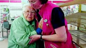Marie Hultin får en kram av stamkunden Anna-Lisa Göransson. "Det är förskräckligt. Särskilt nu när man är 90 år och har varit med på den här NÖK-resan", säger Anna-Lisa. Var hon ska handla i fortsättningen vet hon inte. 
Foto: Titti Olovsson (0122-131 75)
titti.olovsson@folkbladet.se
