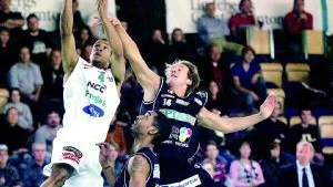Dolphins pressade Plannja, men nådde inte ända fram. Luleå-laget vann med ynka en poäng, 87-86.  Foto: Bengt-Åke Persson/NSD
