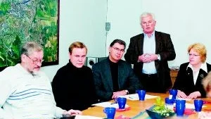 - Det behövs ett större politiskt engagemang i näringslivsfrågorna, säger Jan Owe-Larsson (m). Igår presenterade de borgerliga partierna sina åtgärder för att gynna företagsklimatet i Norrköping. På bilden: Göran Weber (fp), Anders Berglund (fp), Curt Andersson (c), Jan Owe-Larsson och Ingrid Cassel (m). Foto: Emelie Gustafsson