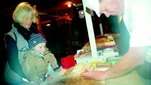 Tvååriga Linda Masing gick med mormor Iréne Olsson på årets julmarknad i Rejmyre. De passade på att smaka marsipan av Sune Lindberg från Lindahls bageri i Norrköping. Foto: Carolina Häggkvist