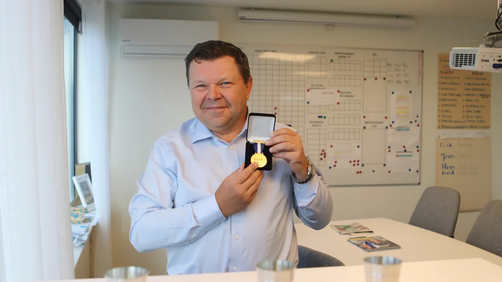 Katrineholmsspelaren Marek Eriksson visar stolt upp guldmedaljen som han var med och bärgade i lag-EM i Tallin.