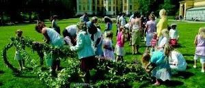 Midsommarfirande i solsken