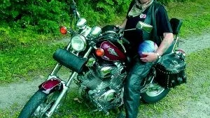 Lars-Göran Stenberg har vurmat för motorcyklar och bowling sedan 60-talet. Han var med om att starta en bowlingklubb i Jakobsberg redan 1967 och nu är han ny ordförande i BK Vallonen i Finspång.
Foto: Titti Olovsson (0122-131 75)
titti.olovsson@folkbladet.se