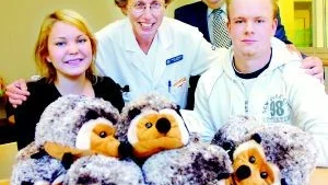 Igår överlämnades en massa mjukis-igelkottar till Vrinnevisjukhusets barnavdelning till unga patienter med barndiabetes. Ungdomarna Emelie Sävhult och Kim Fransén tog symboliskt emot kottarna, eftersom inga barn fanns där igår. Bakom dem ses överläkare Maria Nordvall och Ulf Svensson från barndiabetesfonden.
Foto: Janne Forsby (011-200 464)
janne.forsby@folkbladet.se