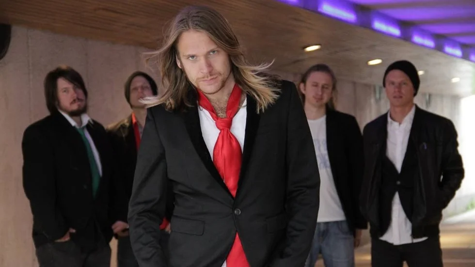 Alexander Nordqvist, Johan Andersson (som nyss ersatts av Jerry Ossmark), André Andersson, Andreas Lindqvist och Markus Hellgren är albumaktuella Sherlock Brothers.