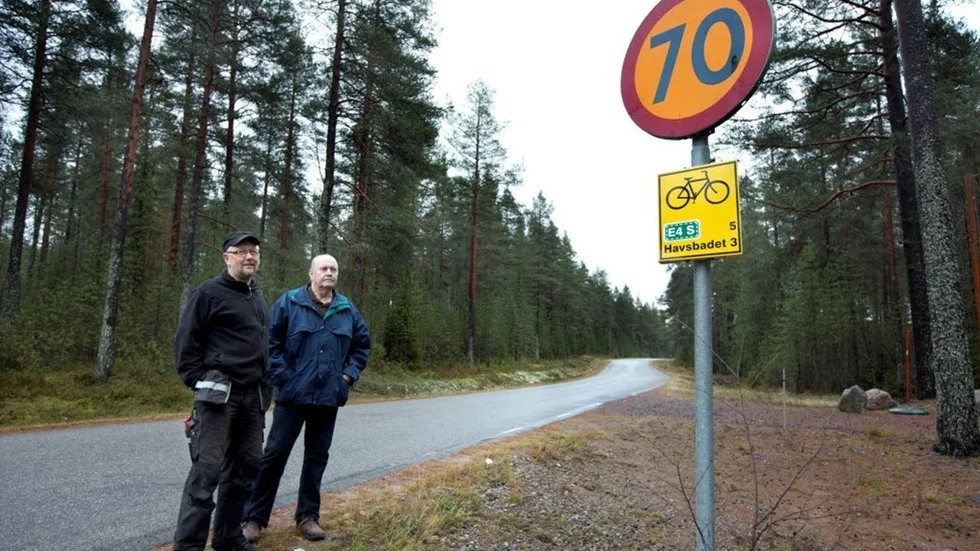 Nej, Lars Ekman (till vänster), Östen Säfström och övriga från samfällighetsföreningen har fått nobben i strävan att sänka hastigheten från 70 till 60 km/h längs Gamla Pitsundsvägen. (Arkivbild).