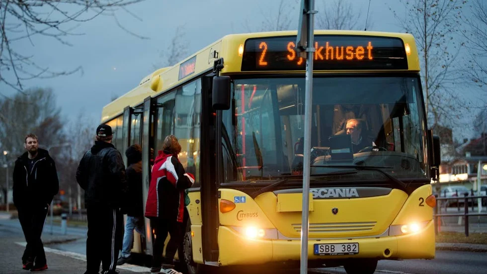 För att minska kaoset på parkeringarna i centrala stan bjuder Piteå kommun på gratis buss på tre busslinjer.