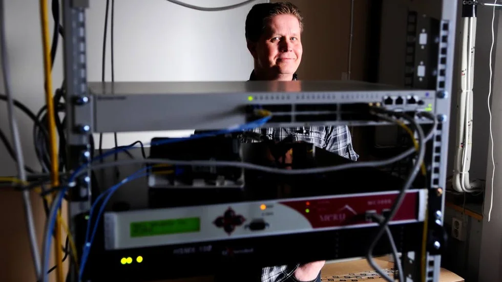 IT-chefen Crister Lundgren tror fortsatt på sin målsättning om att internetpotten som förargar fiberkunderna i Älvsbyn ska vara borta vid årsskiftet. (Arkivbild)