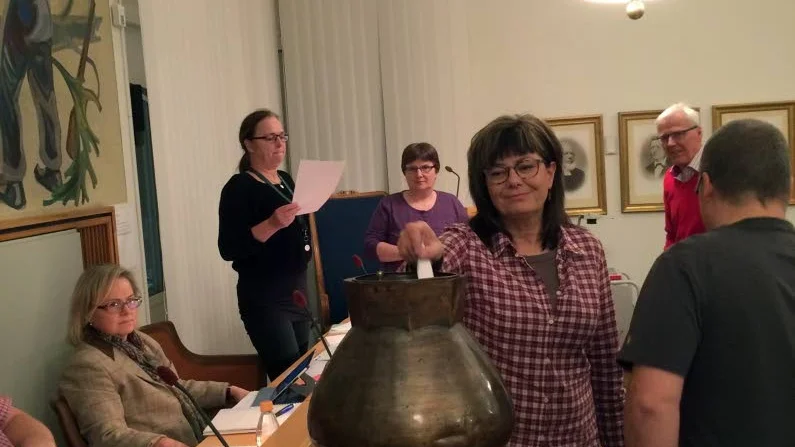 Britt-Inger Hedman (v) vid valurnan en av åtskilliga gånger under måndagskvällen.