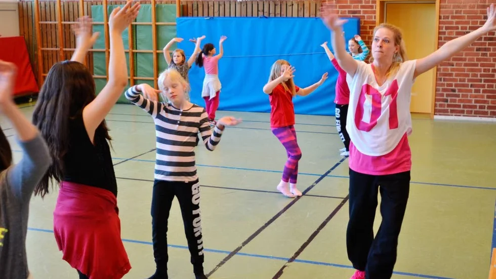Dansträning.  Dansläraren Caroline Havenslätt från Dansakademien, tränar just nu elever på Storängsskolan inför uppvisning på Finsponga Marken.