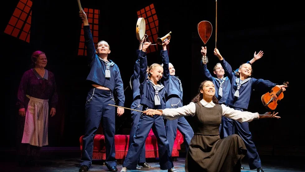 Första lektionen. Guvernanten Maria (Anette Amelia Larsen) har just anlänt till familjen von Trapps hem, träffat de sju barnen och gett dem deras första sånglektion, som mynnat ut ett i musikaliskt fyrverkeri.