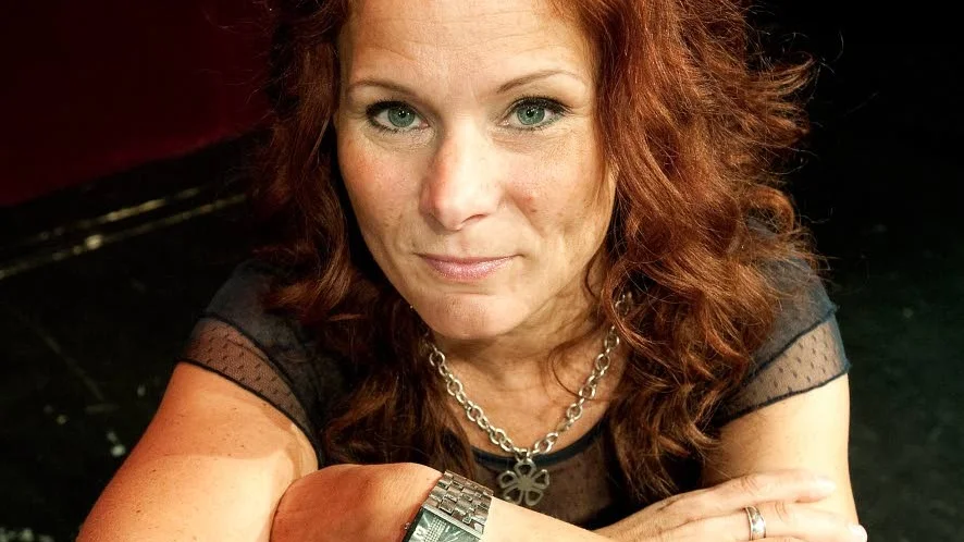 Allsång. Lotta Källström leder allsång tillsammans med Roland Engdahl i kväll.