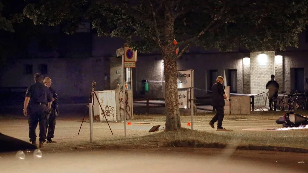 Mordrubricering. Det var på natten till tisdagen som en 19-åring sköts till döds i Skäggetorp i Linköping som en del av pågående bråk mellan kriminella gäng.