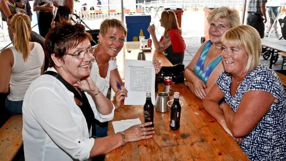 Vinstsugna. Marit Pajala, Suisanne Leierth, Maria Lundin och Inga-Lill Lidberg hade kommit till invigningen av årets Munken in the Park för att dricka öl, lyssna på bra musik och visa sina kunskaper i musikquizet.