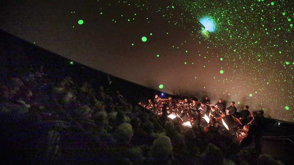 Rymdäventyr. Norrköpings Symfoniorkester flyttade in i domteatern på Visualiseringscenter C och gav sig ut på rymdresa med astronomen Marie Rådbo som reseledare.
Foto: Matz Glimhed