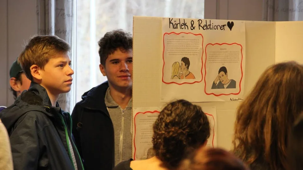 Max Lundskog och Adam Astodillo i klass 8D på Navestadsskolan studerar väggtidningarna som gjorts under temaveckan om kärlek och relationer. Foto: Lasse Johansson