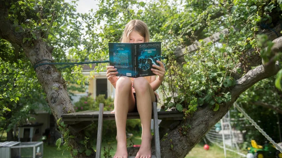 Sommarlov. Alla barn borde få se fram mot ett sommarlov fullt av lek och lugn och ro.