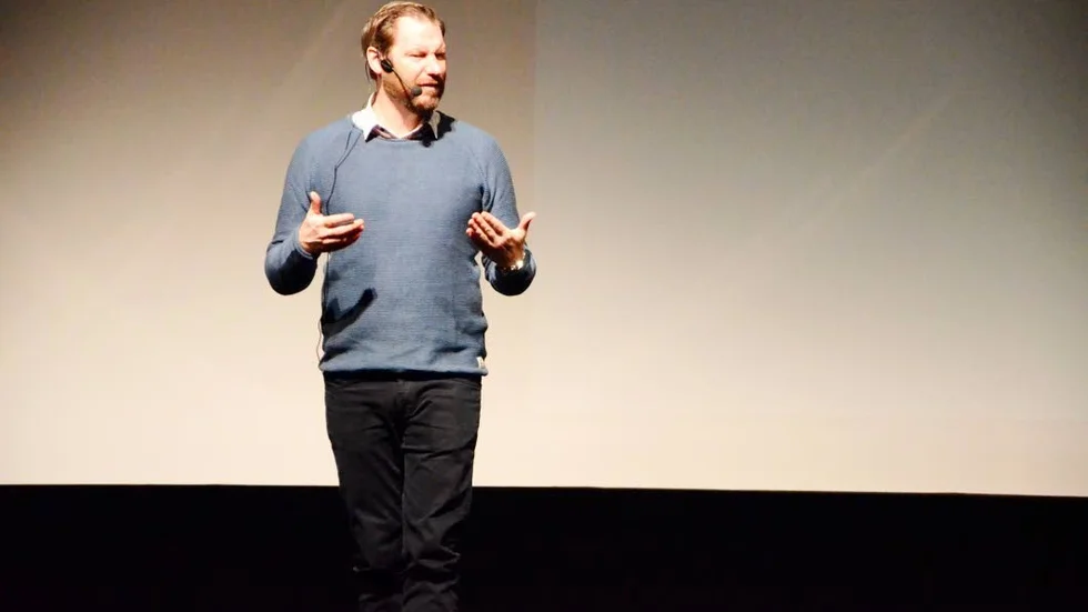 Mångfald. Föreläsaren Daniel Holgersson ser bara fördelar med mångfald. Han liknar ett samhälle utan mångfald med en symfoniorkester där alla spelar fiol.