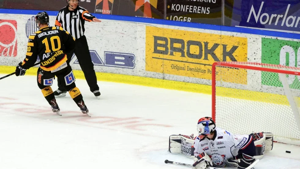 STRAFF. Joakim Lindström gjorde 1-0 till Skellefteå på straff.
