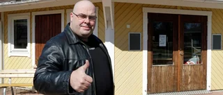 Tummen upp för kafé i parken
