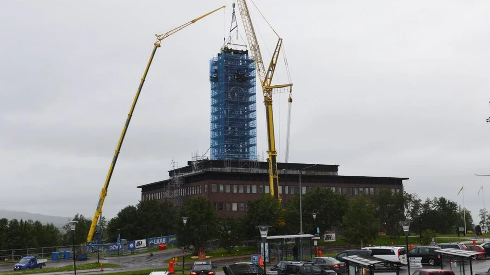 Nedmonteringen av Kirunas klocktorn startade på måndagskvällen.