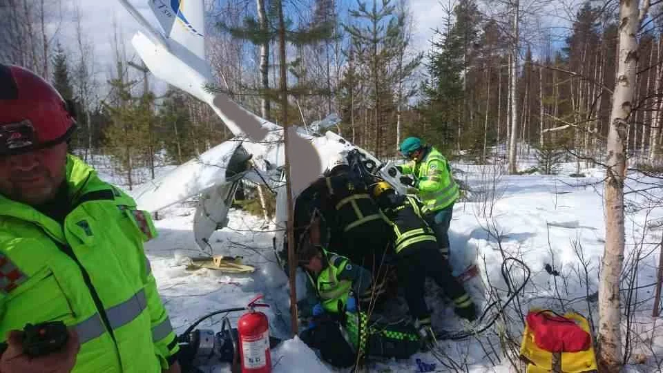 Flygkrasch. Räddningstjänsten arbetade en dryg halvtimme för att få ut de två svårt skadade männen.