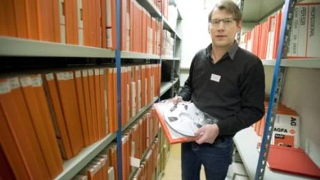 Här i Stadsmuseets gömmor finns mängder av röster samlade till eftervärlden. "Vi måste jobba med att göra det tillgängligt," säger Anders Karlin intendent på Norrköpings stadsmuseum. Foto: Robert Svensson
