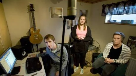 Skivbolagstrion Mårten Silvstam, Sofie Andersson och Olle Sjöblom i hemmastudion där merparten av den kommande skivan spelats in, bland annat med hjälp av Janne Schaffer. "Allt är smidigare i hemmastudio, man kan göra det mesta och det är dyrt med proffsstudios" säger Mårten.Foto: Robert Svensson