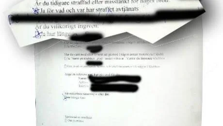 För att bli medlem i Red and White Crew måste du fylla i en ansökan. I blanketten ställs bland annat frågan: Är du tidigare straffad eller misstänkt för något brott?
