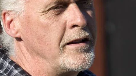 Bränntorps ägare Lars Sandell var mycket upprörd över på vilket sätt bidraget plötsligt upphört, nu har han varslat de anställda på gården.