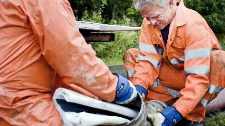 Här förbereder Janne Unhola och Peter Engström plaststrumpan, innan den med hjälp av tryckluft ska pressas ner i en gammal uttjänt avloppsledningen på Enbackevägen i Skärblacka.Foto: Henrik Witt