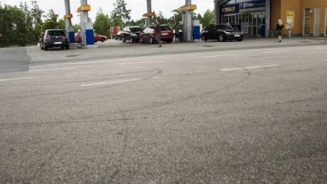 Vid bensinstationen i Stavsjö försökte en bensinsmitare köra över en av de anställda. Smitaren greps på E 4 söder om Norrköping. Foto: Andreas Skogh