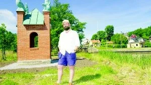 Utpost med konstnären Richard Johansson. Vinnande utsmyckning vid Mem. Det handlar om Göta kanal och har lite sagomotiv.
FOTO: OLA AXMAN