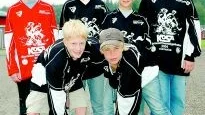 Sex av de åtta pojkar från Faik som deltog på sommarbandylägret i Västerås var på övre raden från vänster: Mikael Bergman, Simon Stark, Artiom Tchernov och Niklas Bergman. Längst fram från vänster: Adam Störe och Richard Telleskog.  
FOTO: MAGNUS JOHANSSON