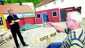 Dags för premiär. Regissör Mats Huddén (t v) och producent Lennart Holmqvist arbetar in i det sista med att få allt klart inför genrepet och premiären av årets folklustspel i Söderköping.
FOTO: ANDREAS SKOGH