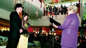 Niklas Persson och Helena Berg sa ja till varandra mitt bland shopparna i Hageby Centrum i lördags. Ulla Petterson Carvalho vigde de lyckliga två.
FOTO: NICLAS SANDBERG