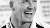 David Beckhams ande svävar över "Skruva den som Beckham" där Parminder Nagra spelar Jess som slits mellan fotbollsplanen och familjemiddagarna.
FOTO: SANDREW METRONOME