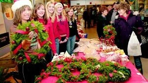 Jessica Larsson, Emelie Davidsson, Pernilla Larsson, Marie Sundkvist och Moa Heinefeldt går i nian och läser tyska. För att kunna resa till Tyskland sålde de egenhändigt gjorda grejer på julmarknaden i går.
FOTO: TITTI OLOVSSON