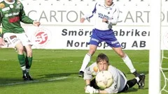 Antti Sumiala och Bodens målvakt Fredrik Tervaniemi tittar långt efter bollen, som träffar i stolpen. På returen är Niclas Fredriksson framme och stöter in 20. Där avgjordes matchen.
FOTO: ROBERT SVENSSON