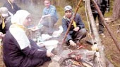 Soumaya Ghodhbani och Imene Mettichi från Malmö deltar på ett scoutläger för första gången i sitt liv. Att laga mat över öppen eld var inte så svårt som man skulle kunna tro. Och korven smakade riktigt bra.
FOTO: ANITA KJELLBERG