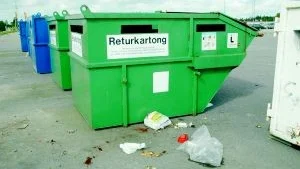 Återvinningsstationen vid Viberga är mycket använd och det är också här som det är skräpigt. Fast det är klart att om man nu har hällt i sig så många vodkaflaskor som det låg slängda utanför containrarna så får man väl ändå lov att säga att det är rätt starkt gjort att ta sig fram till containern...
FOTO: GUNNAR JOHANSSON