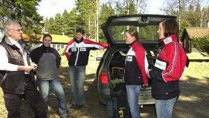 Laddar inför 10-mila. - Vi har laddat i Sörsjön inför 10-mila i Kolmården och då passar det perfekt att bo i stugor på en camping, menar Samuli Launiainen, i mitten, med meriter från finska landslaget. Från vänster ses i övrigt Sörsjöns campingarrendator Christer Goldhammer samt gästerna Päni Surakka, Mari Väänänen och Terhi Mykkänen.
FOTO: JANNE FORSBY