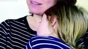 Mari Aktner med dottern Ellen hoppas på att den nuvarande skolan ska finnas kvar. Men hon vågar inte lita på det.
