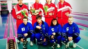 Polen segrade med det högsta resultatet i Polar Kägel Cups historia före Sverige lag 2 på andraplatsen. I Polens guldlag ingick på övre raden från vänster: Wlodzimierz Dutkiewicz, Michal Gredziak, Beata Wlodarczyk och ledaren Jan Majchrzak. I Sverige lag 2:s lag ingick på nedre raden från vänster: Fredrik Nilsson, ledaren Fredrik Eriksson, Arja Männikkö och Patrik Nilsson.
FOTO: GUNNAR JOHANSSON
