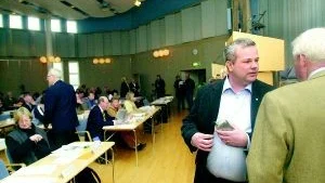 När väl dramatiken lagt sig kunde landstingsstyrelsens ordförande Paul Håkansson och hans politikerkollegor ta ställning till förslaget om en folkomröstning om neddragningarna i vården. Som väntat blev det nobben.
FOTO: JANNE FORSBY
