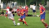 Bråvallas mittfältsmotor Stefan Andersson (med bollen) är en av nyckelspelarna när Bråvalla IK tar emot IFK Norrköping i kvartsfinalen i Östgötacupen. Här fintar han bort Kimstads Mårten Jacobsson i finalen av Semesterbollen i lördags.	
FOTO: SUSANNE LUNDBÄCK