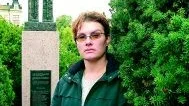 Anneli går ofta till minnesmonumentet tillsammans med sina barn. "Vi ska vara stolta över monumentet med namnen på alla omkomna", säger hon. "Men jag önskar det kunde ligga på en mer öppen plats. Nu använder många det som en pissoar och det känns väldigt tråkigt."
FOTO: ROBERT SVENSSON