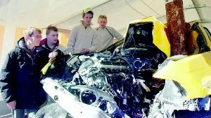 Oscar Lindgren, Anton Davidsson, Jonas Karlsson och Jonas Lindblom var några av de elever som i går fick titta på hur en bli ser ut som har krockat mot ett träd i 90 kilometer i timmen.
FOTO: TITTI OLOVSSON