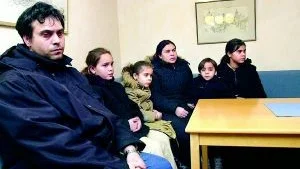 Familjen Kruezin från Norrköping ska utvisas enligt ett beslut från Utlänningsnämnden, men Korskyrkans pastor Magnus Davidsson tycker inte att verket tagit hänsyn till FN:s barnkonvention i sitt beslut. Här ses från vänster Nedjat, Selmada, Indira, Mirzada, Seid och Serdana Kruezin.
FOTO: JANNE FORSBY